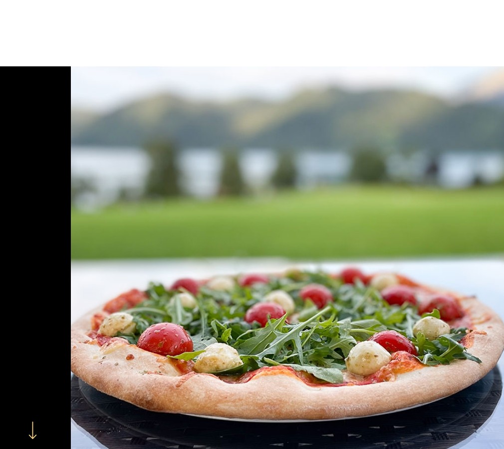 Frisch gebackene Pizza mit Blick auf den Attersee