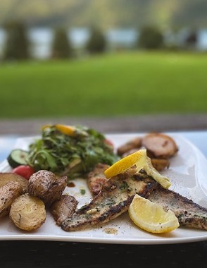 Gegrilltes Fischfilet mit Rosmarinkartoffeln