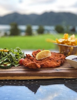 Hühnerspieß mit Pommes