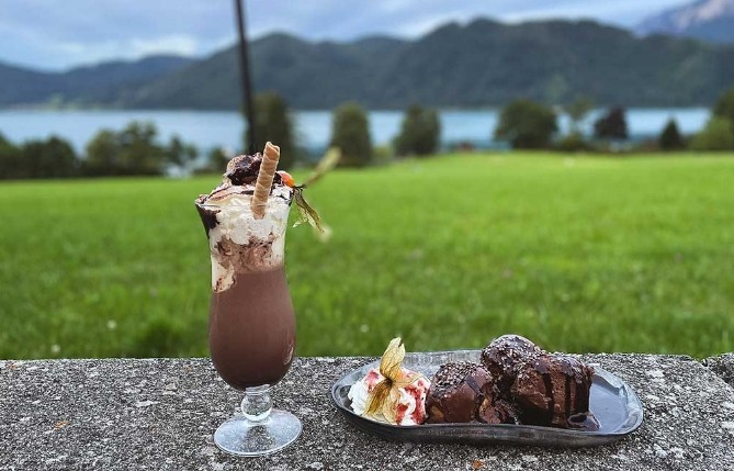 Cocktail und Dessert am See